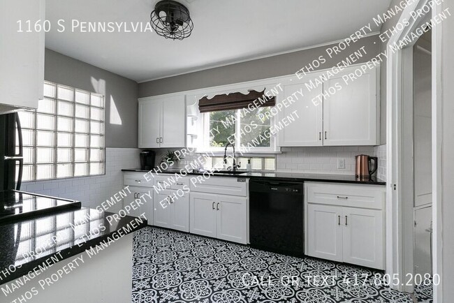 Building Photo - Beautifully Remodeled 3 Bedroom / 2 Bath M...