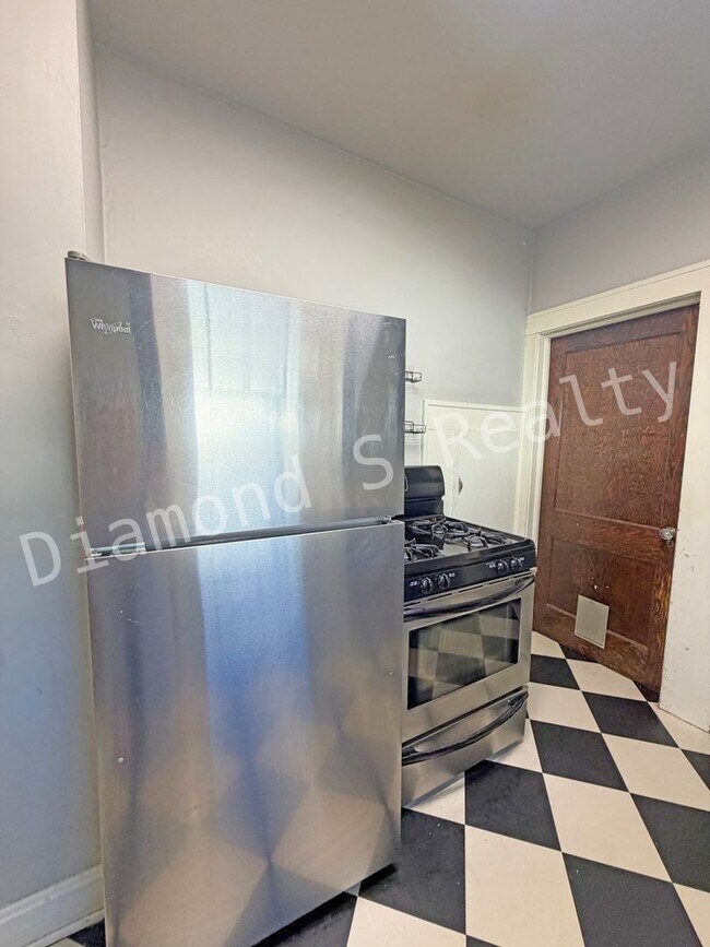 Building Photo - 816 E Delmar St