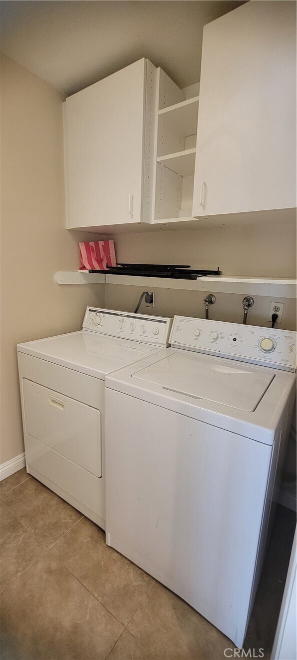 Building Photo - 2352 Dahlia Dr