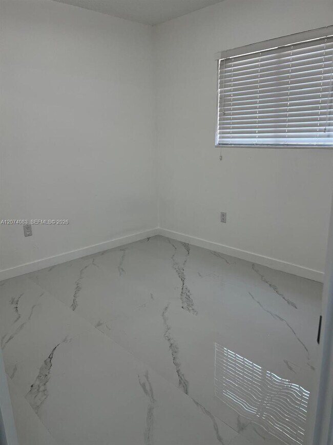 Building Photo - 5560 W 21st Ct