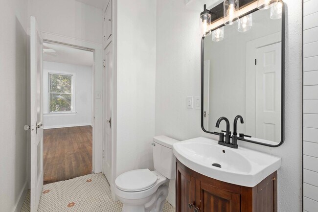 Building Photo - 202 E 31st St