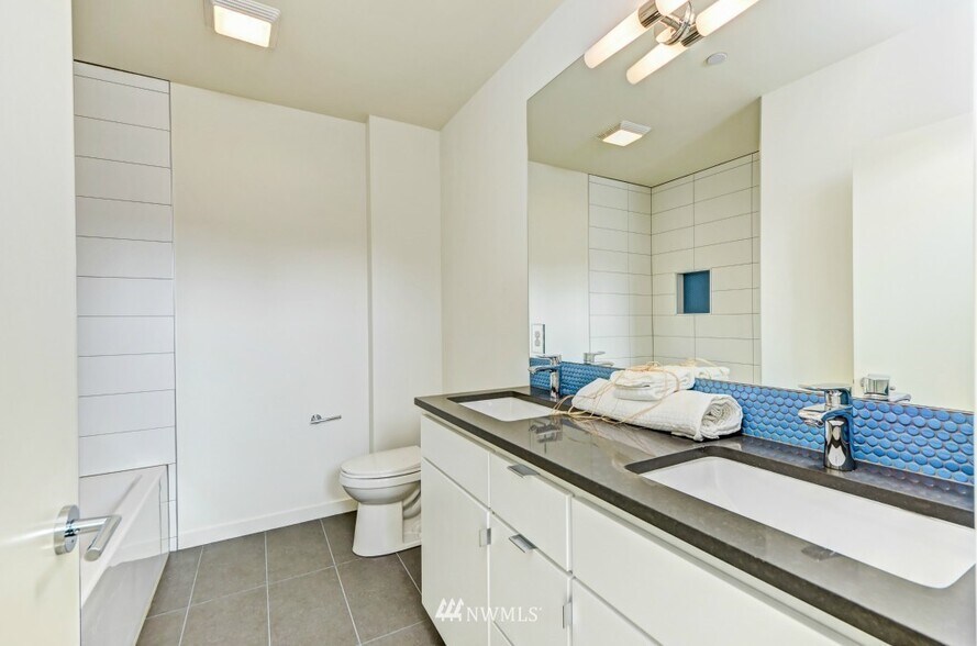 Bathroom 2 - 467 14th Ave