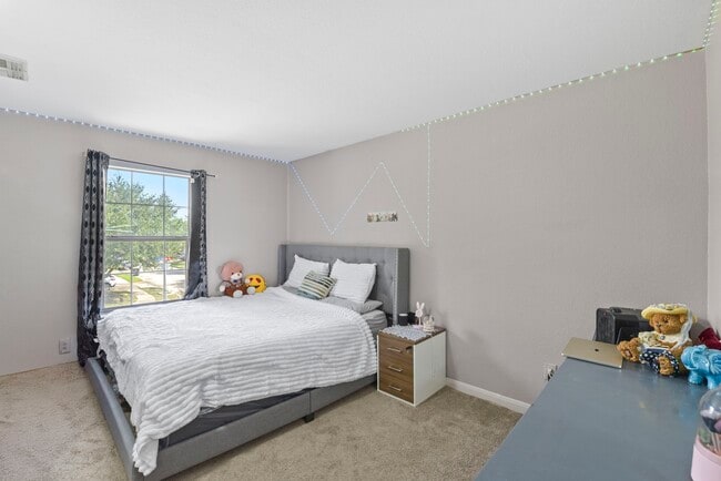 Building Photo - 1022 Americana Dr