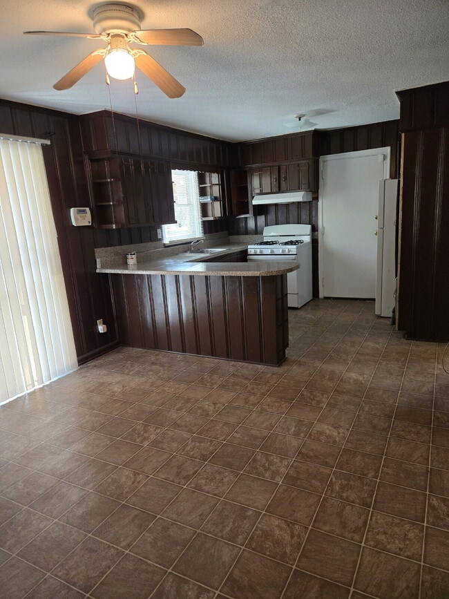 Building Photo - Charming 4-Sided Brick Oasis with Fenced Yard & Hardwood Floors in Atlanta!"