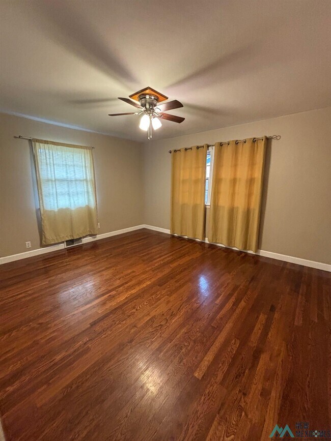 Building Photo - 1420 E 21st St