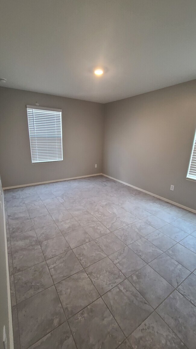 Building Photo - 1541 E Elegante Dr
