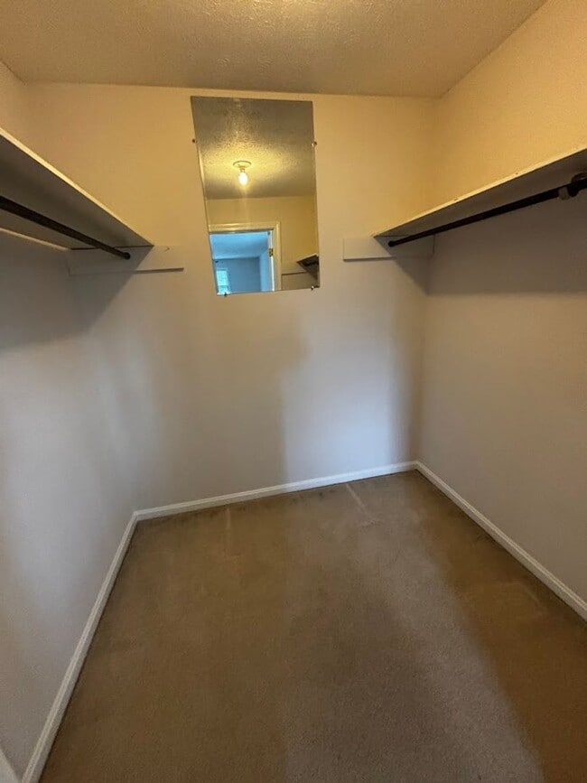 Building Photo - Large 4 Bedroom 2 Bath Home