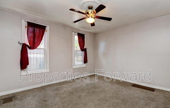 Building Photo - 673 E Sycamore St