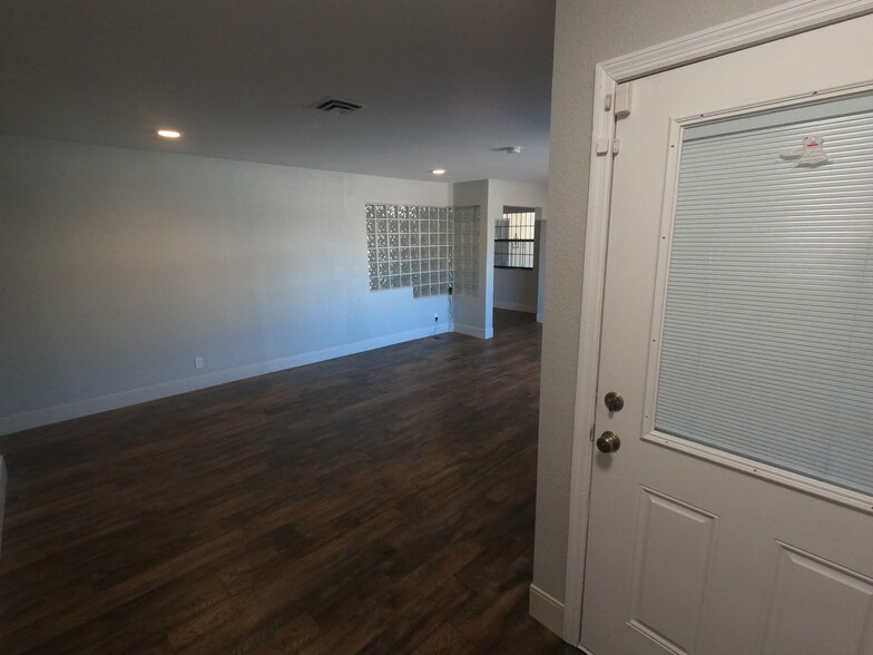 Living room - 604 Bonita Ave