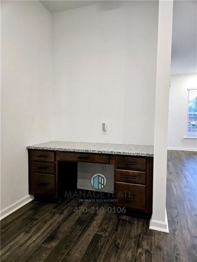 Building Photo - Beautiful End-Unit three-story townhome in Tucker