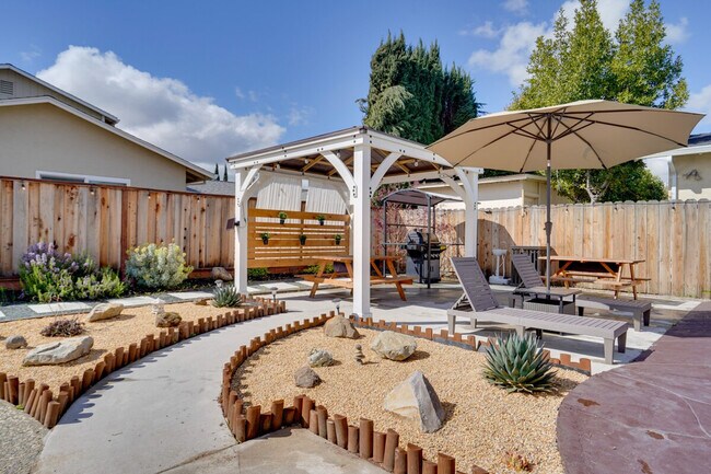 Building Photo - 893 Olivina Ave