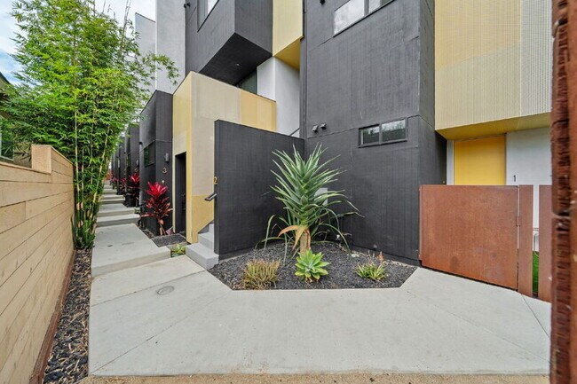 Building Photo - 2664 L St