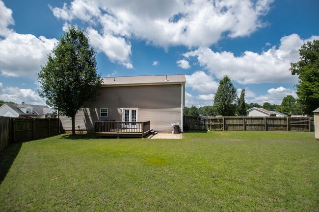 Building Photo - Pet Friendly Three Bedroom!