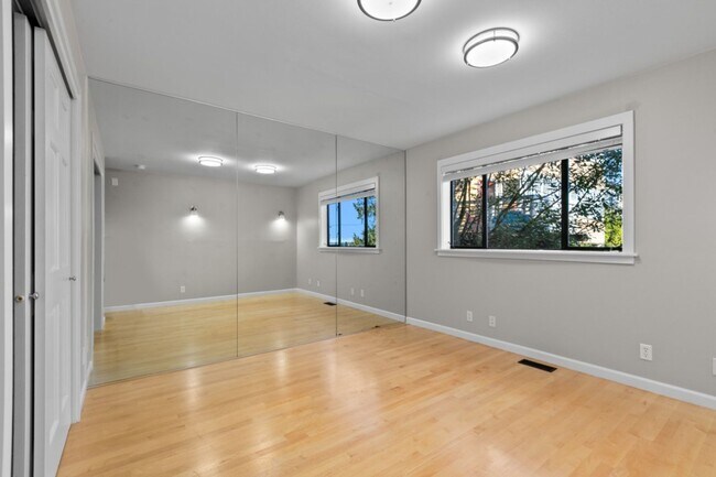 Building Photo - 3Bd/2.5Ba Seattle House