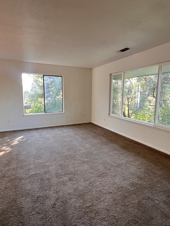 Building Photo - 10647 Newtown Rd