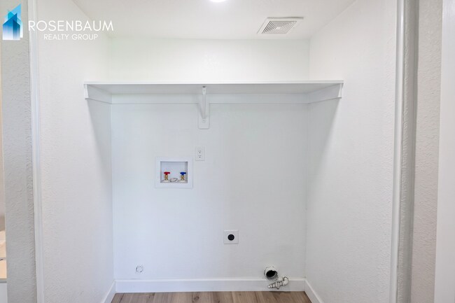 Building Photo - 8983 E Volcano Dr
