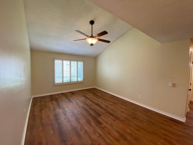Building Photo - 3 Bedroom Home - Centrally Located with So...
