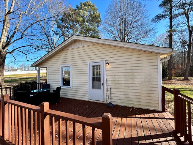 Building Photo - Charming 3Br in Oak Ridge on One Acre Lot!