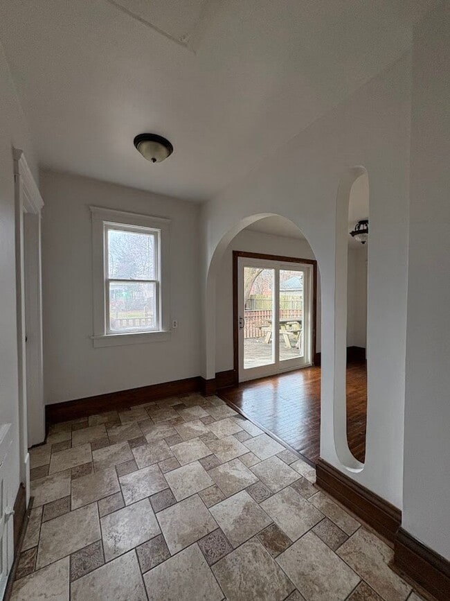 Building Photo - Large 4 bedrooms 2 full bathroom home for rent