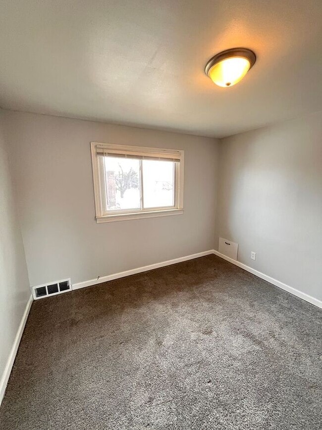 Building Photo - Charming 2-Bedroom Duplex Home / Pet-Frien...