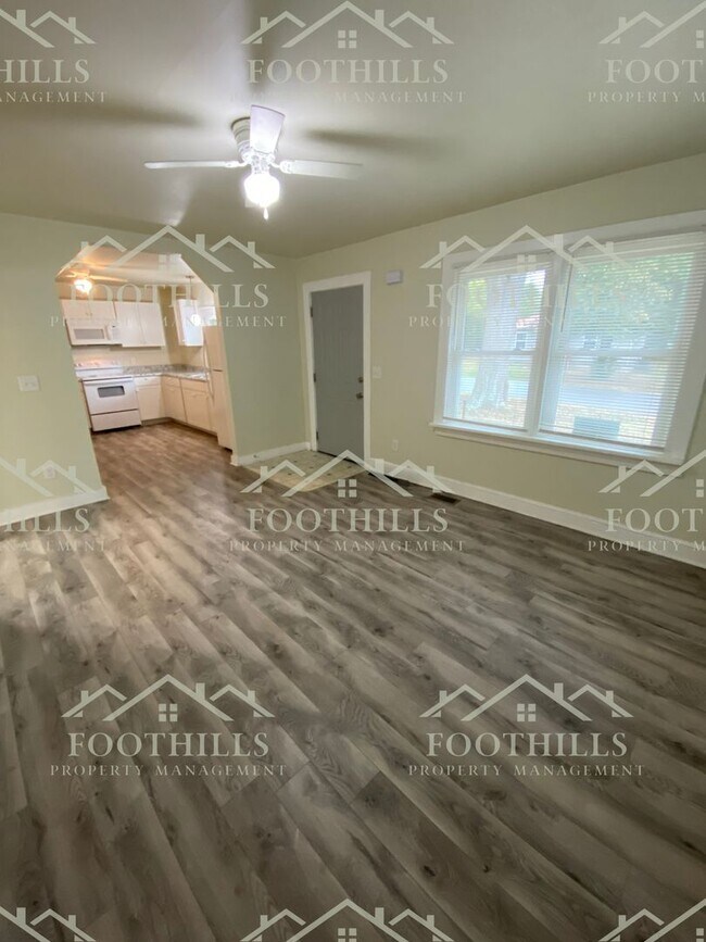 Building Photo - Quaint 2 bedroom, 1 bathroom single-family...