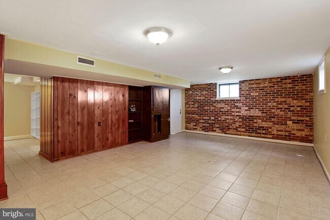 Building Photo - 6807 Dean Dr