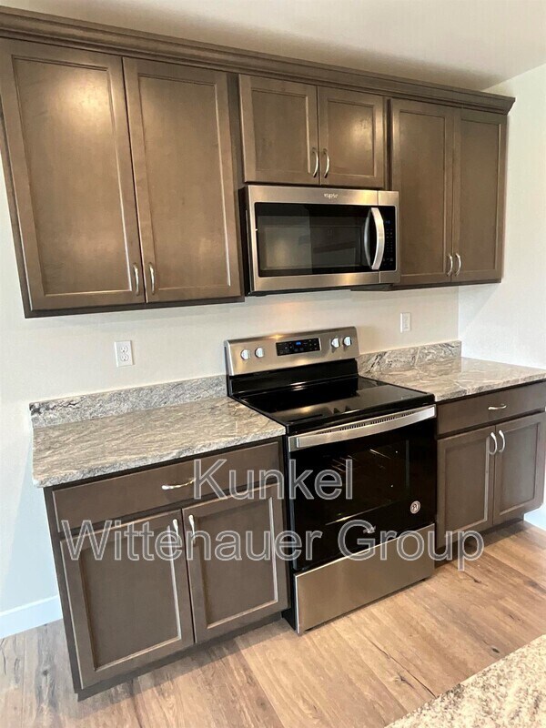 Building Photo - 808 Applewood Creek Dr