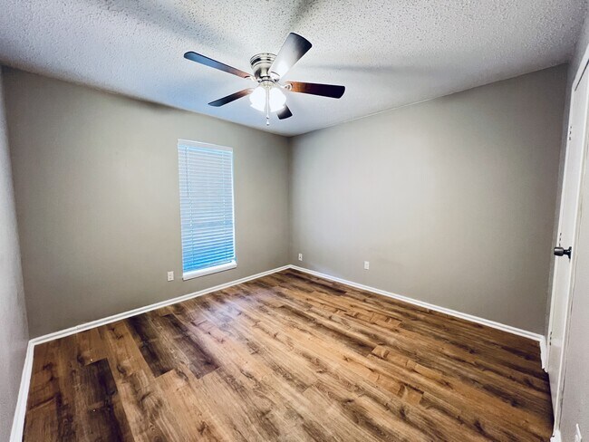 Building Photo - 2102 Richwood Dr
