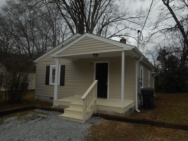 Building Photo - Recently Renovated 2 Bedroom 1 Bath Home