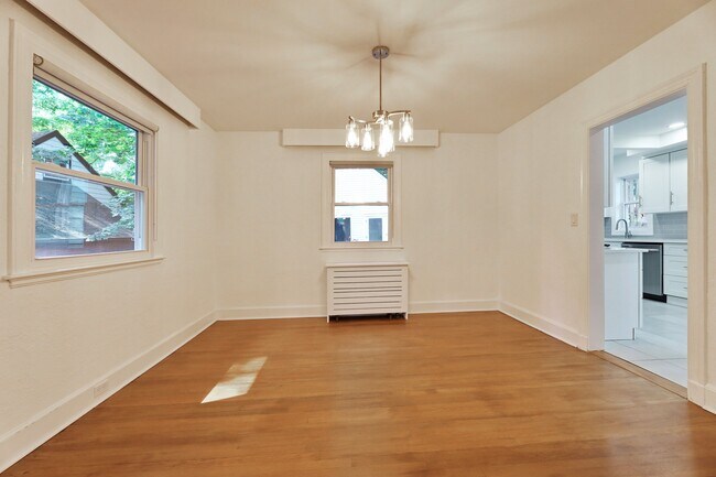 Building Photo - 1272 E Laurelton Pkwy
