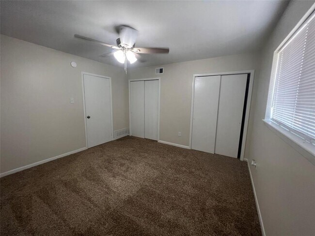 Building Photo - 500 Willow Dr