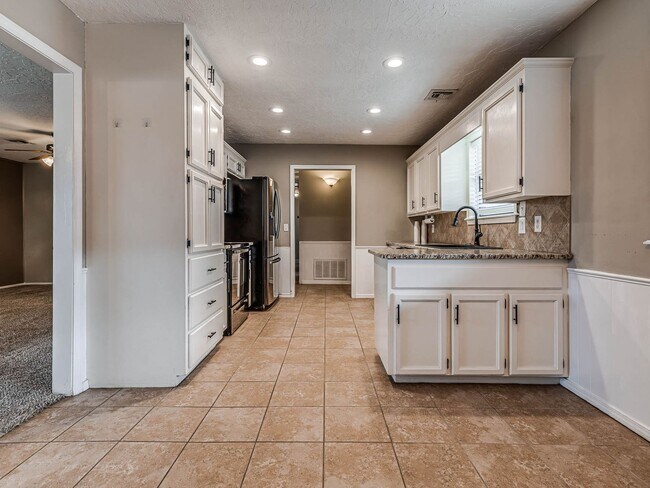 Building Photo - Beautiful 3 bedroom home in the heart of Coweta!