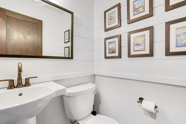 Building Photo - Luxury 3 bedoom/2.5 bathroom Home w/ Hot Tub