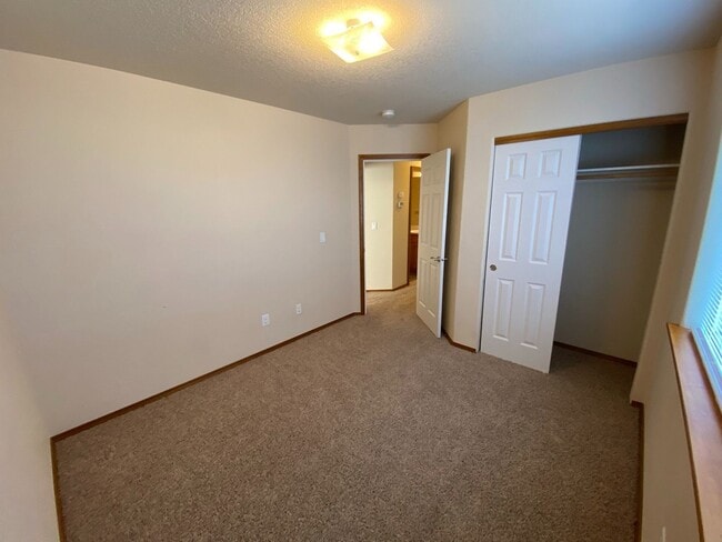Building Photo - Centrally Located Townhouse w/ Single Car Garage!
