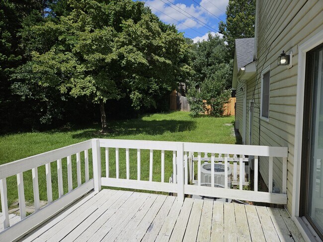 Building Photo - 1617 Hennessy Pl