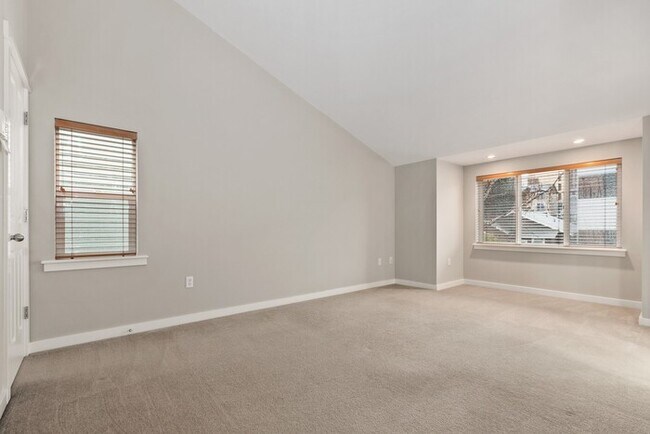 Building Photo - Immaculate Urban Townhome in Famed Alaska ...