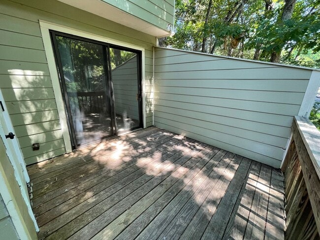 Building Photo - Nice 2br townhome in quiet neighborhood, r...