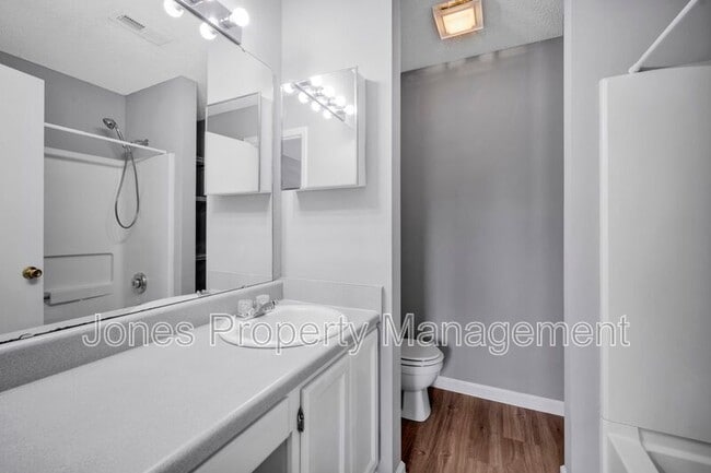 Building Photo - 301 Country Club Dr NE