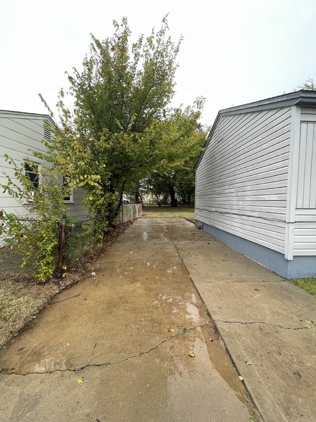 Building Photo - 2 Bed, 1 Bath Home