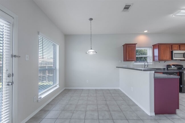 Building Photo - 131 Sunset Falls Dr