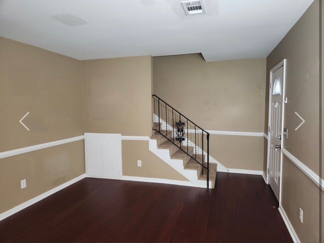 Building Photo - Oaks Townhouses