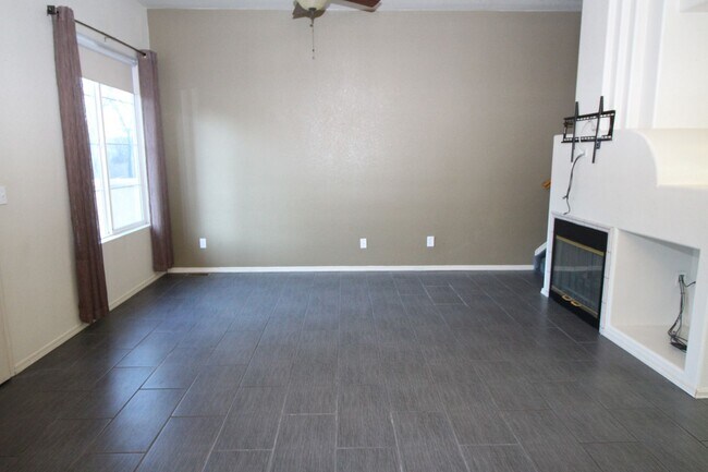 Building Photo - Beautiful 2bdrm 3 bath 2 car garage townhome