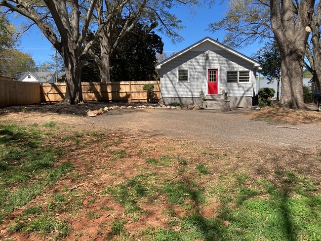 Building Photo - Cute Home Downtown Easley