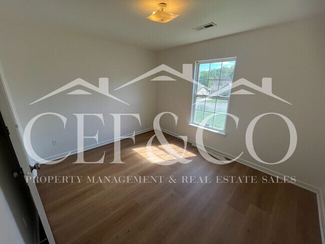 Building Photo - 415 Mt Hood Dr