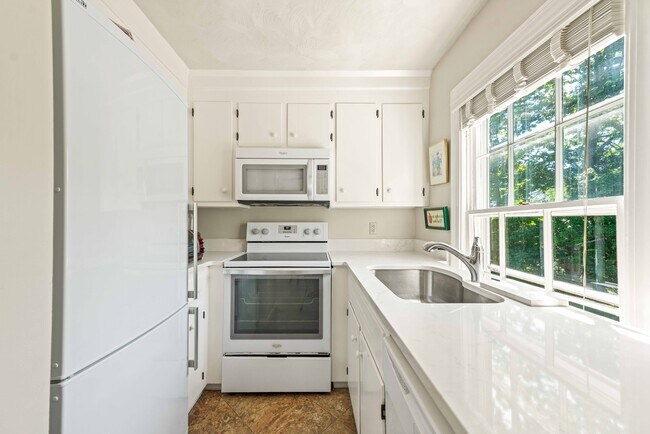 Building Photo - 141 Narragansett Ave