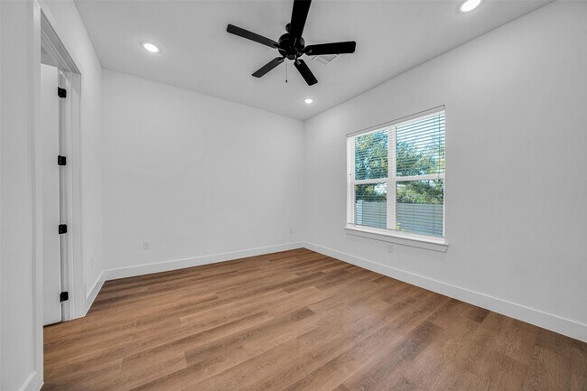 Primary Photo - 1601 Mustang Dr