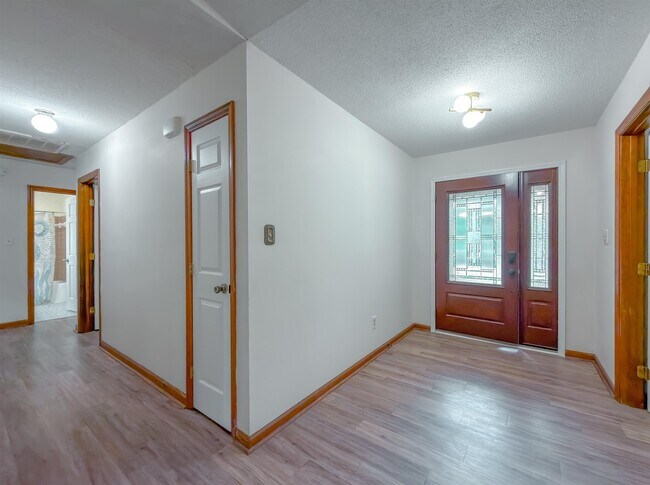 Building Photo - 776 Lupine Ln