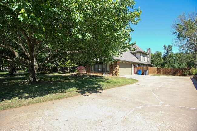 Building Photo - Space Galore In This Jenks South East Home!