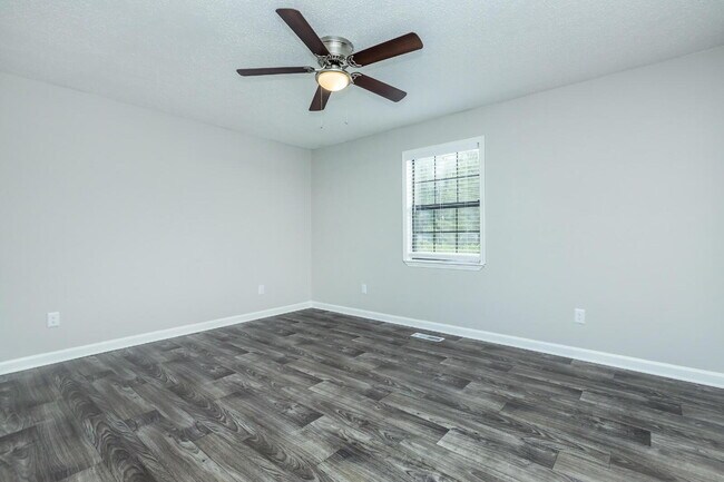 Building Photo - Move In Special: $300 OFF Rent + NO Admin Fee + 1/2 OFF Deposit