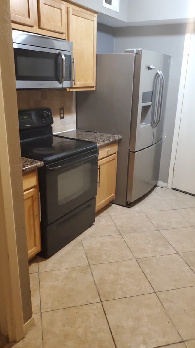 Building Photo - 84 W Park West Dr